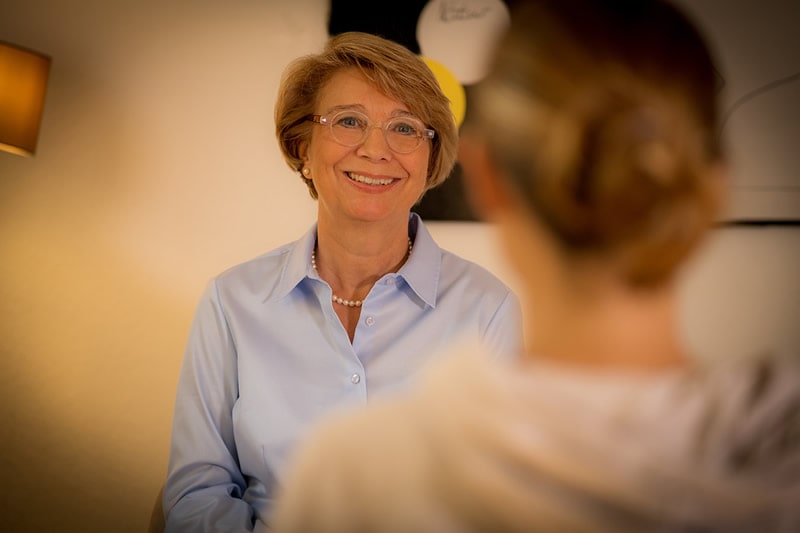 Daniela Sander-Lehmann schaut eine Person an, die mit dem Rücken zur Kamera steht.