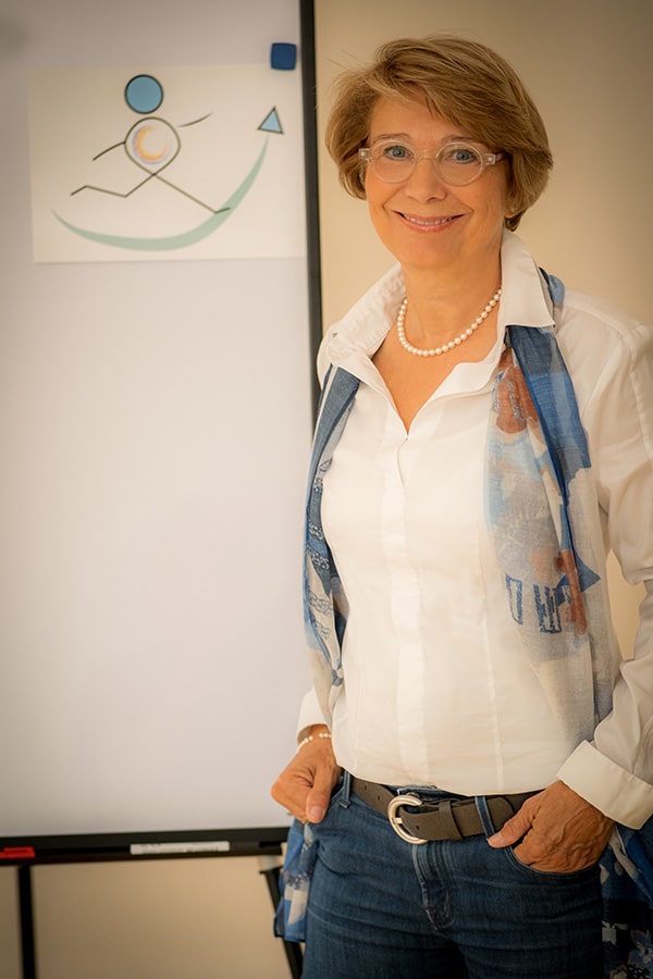 Daniela Sander-Lehmann steht vor einem Flipchart.